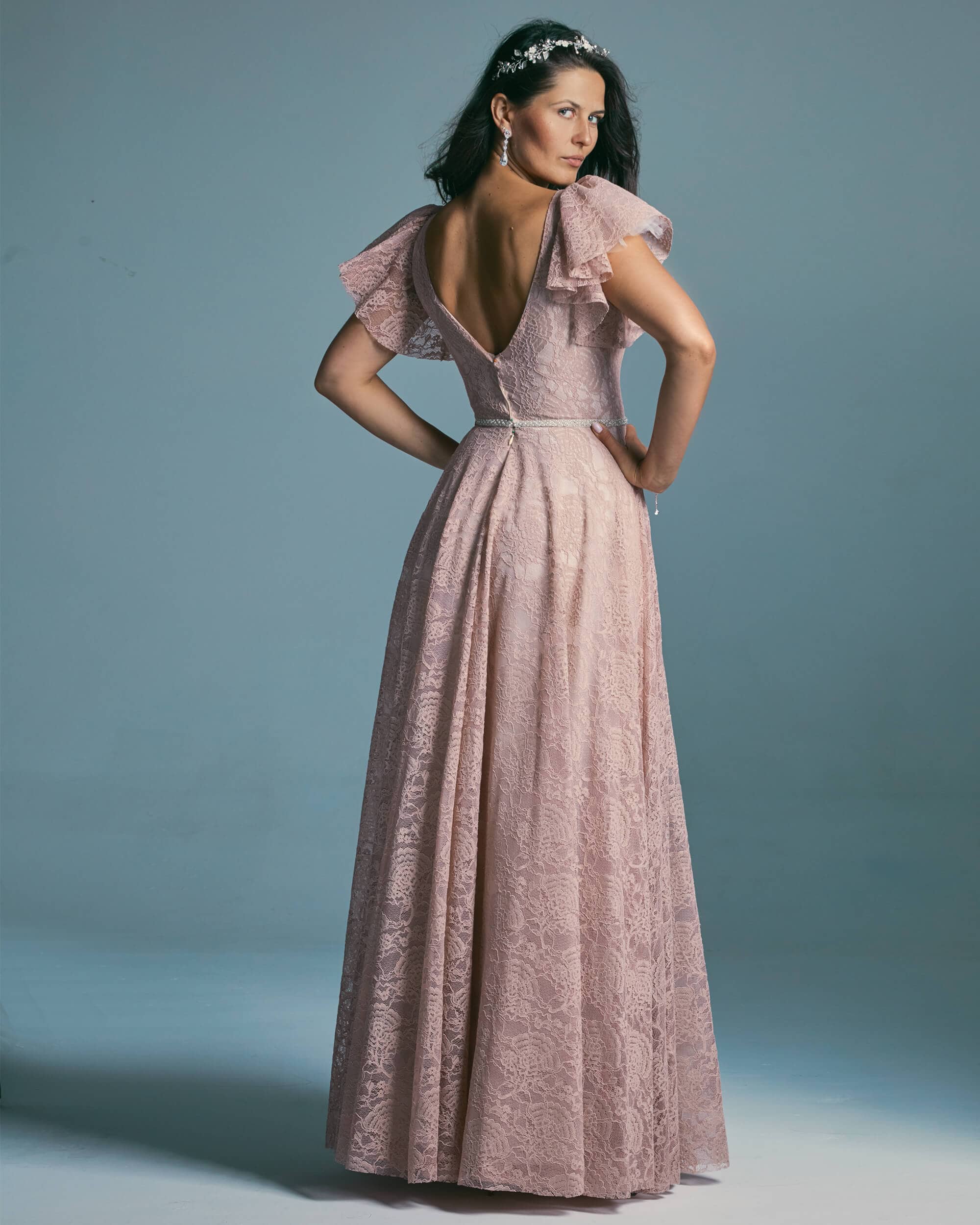 Różowa suknia ślubna o fasonie księżniczki z miękkich koronek - Venezia 4