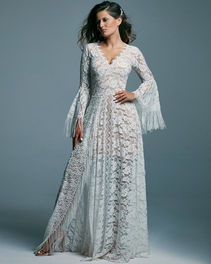 Zabudowana suknia ślubna z dekoltem V pięknie zdobionym Porto 44 header Porto wedding dresses collection