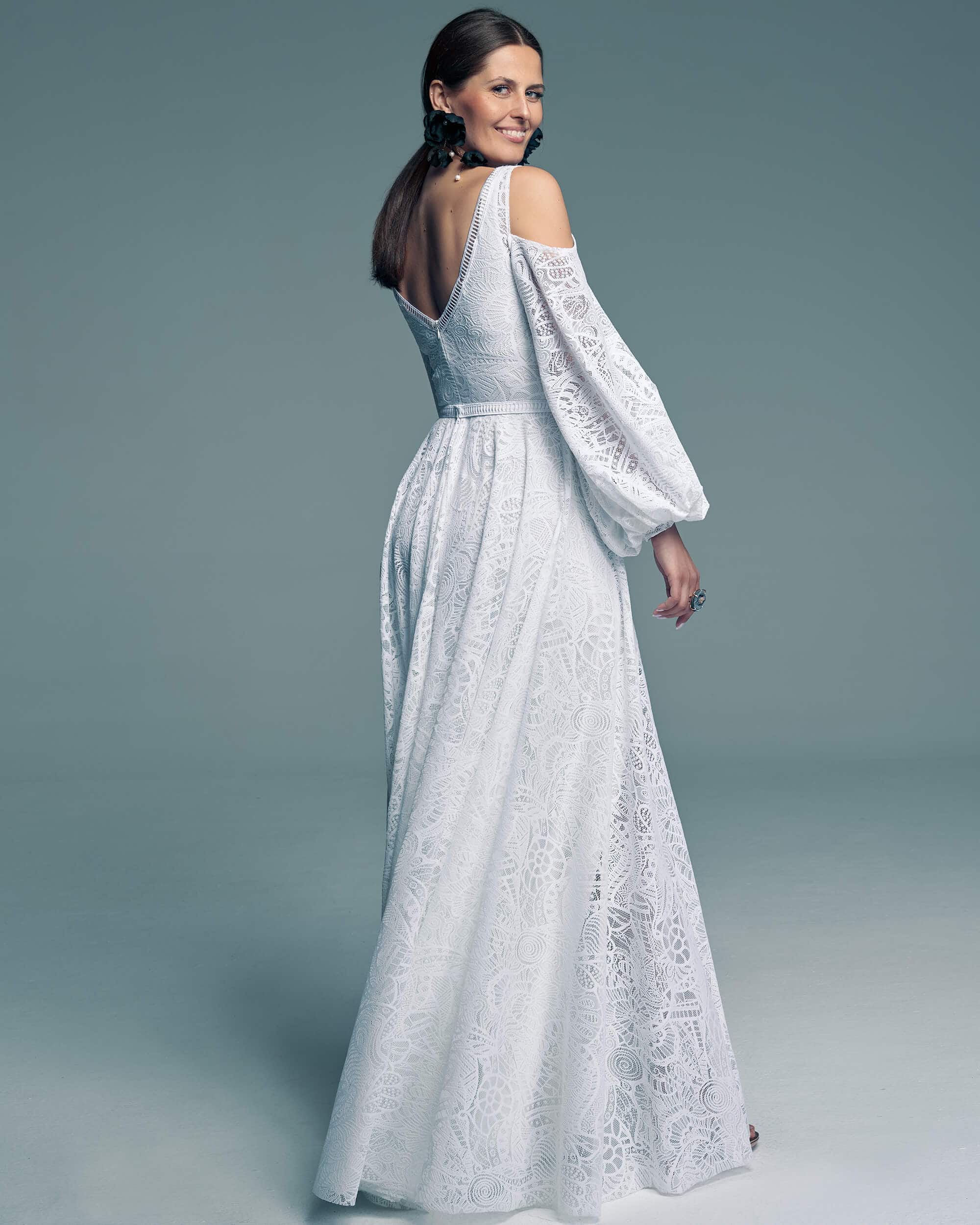 Suknia ślubna z białą podszewką