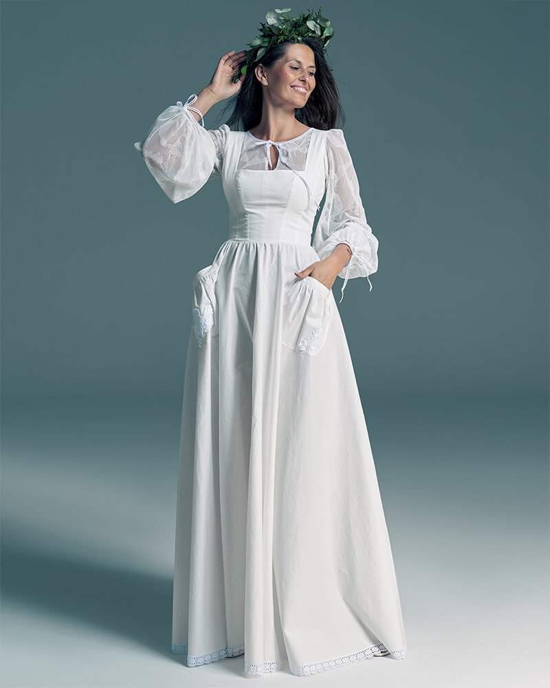 Gładka suknia ślubna z koronkowymi, bufiastymi rękawami - Slavica 8