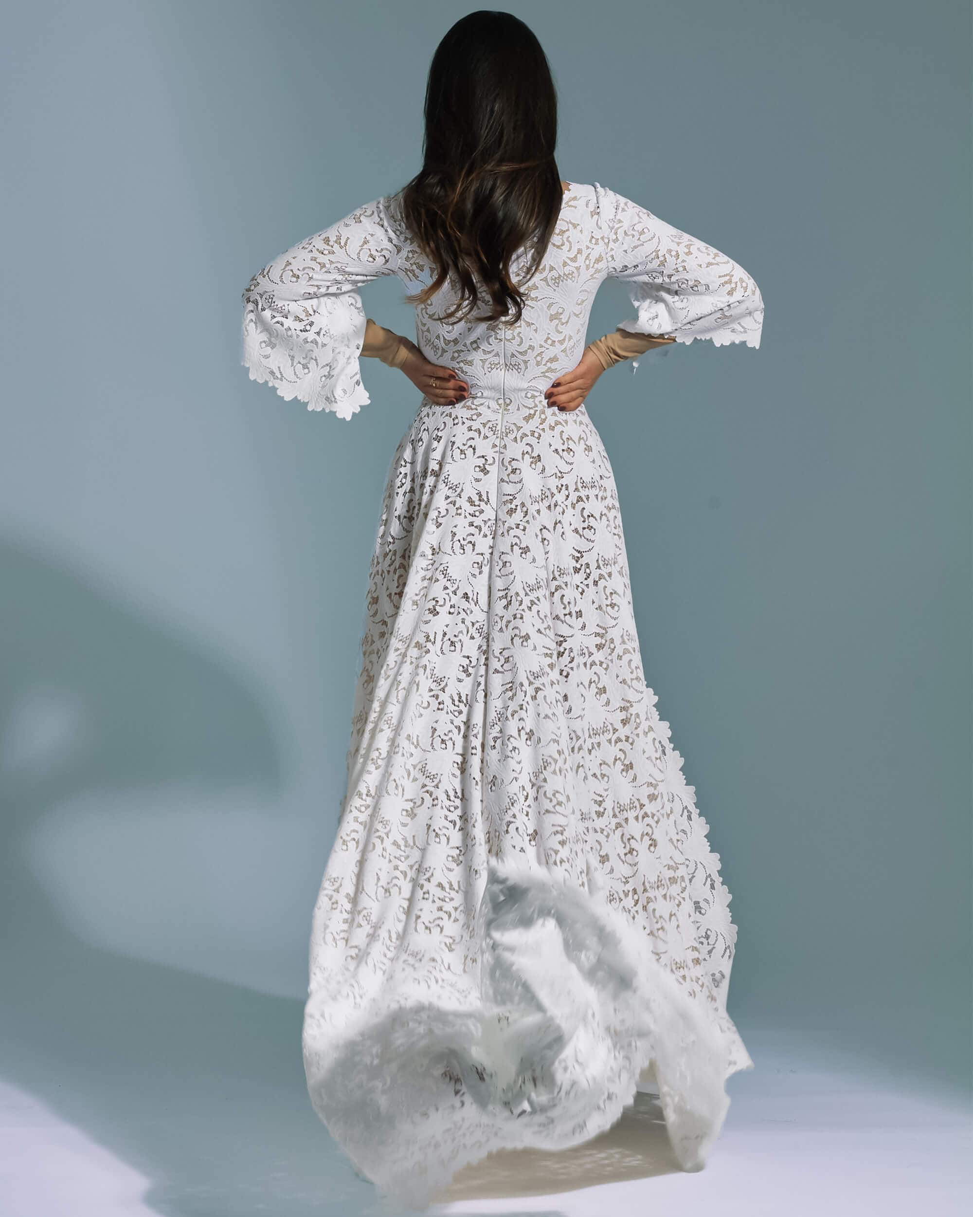 Zabudowana długa suknia ślubna Santorini 20